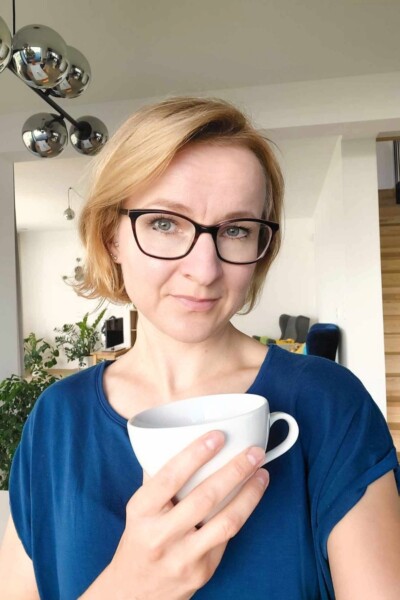 Marta Czerniewicz-Pietryga z kubkiem kawy - prostokątny kształt zdjęcia