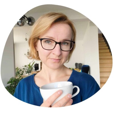 Marta Czerniewicz-Pietryga z kubkiem kawy - nieregularny kształt zdjęcia