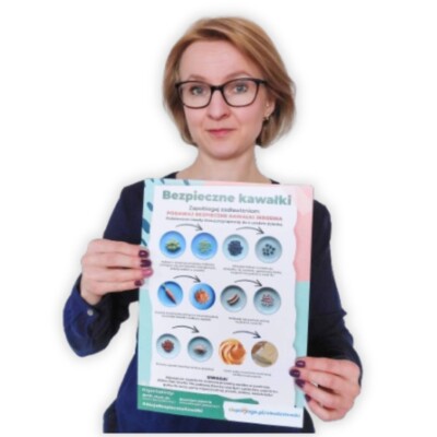 Marta trzymająca plakat Akcji Bezpieczne Kawałki