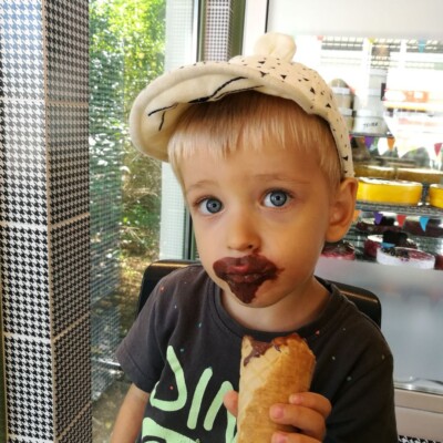 dwuletni chłopiec jedzący loda czekoladowego