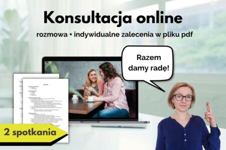 konsultacja online - pakiet 2 spotkań - Marta trzymająca kciuki za sukces, obok laptop