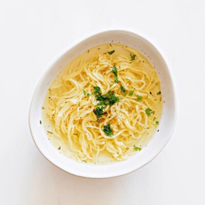 rosół z makaronem i odrobiną natki pietruszki