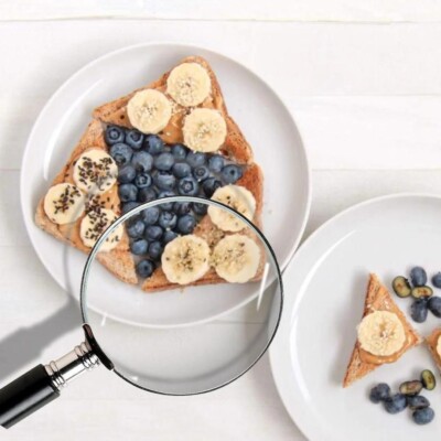 tosty z owocami (bananami i borówkami) pod lupą