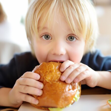 dziecko je bułkę