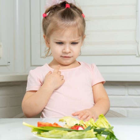 dziecko patrzy na talerz warzyw - chwila zawahania