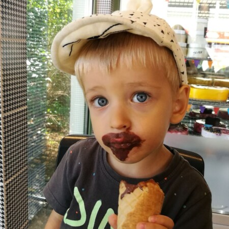 chłopiec umorusany czekoladowym lodem